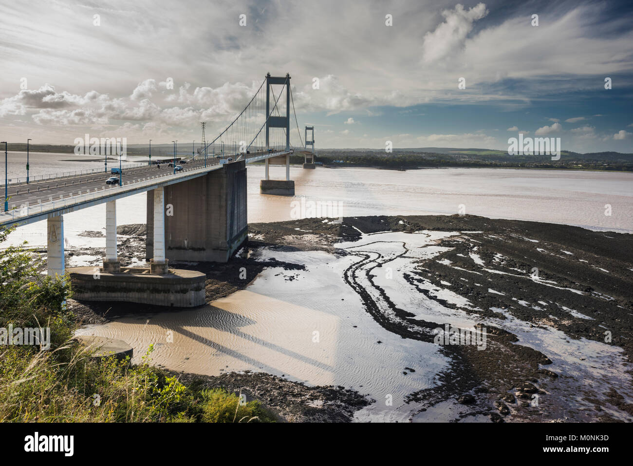 Den Fluss Severn bei der Severn Bridge (Brücke Severn-Wye) zwischen England und Wales von Aust Cliff, Somerset, England Stockfoto