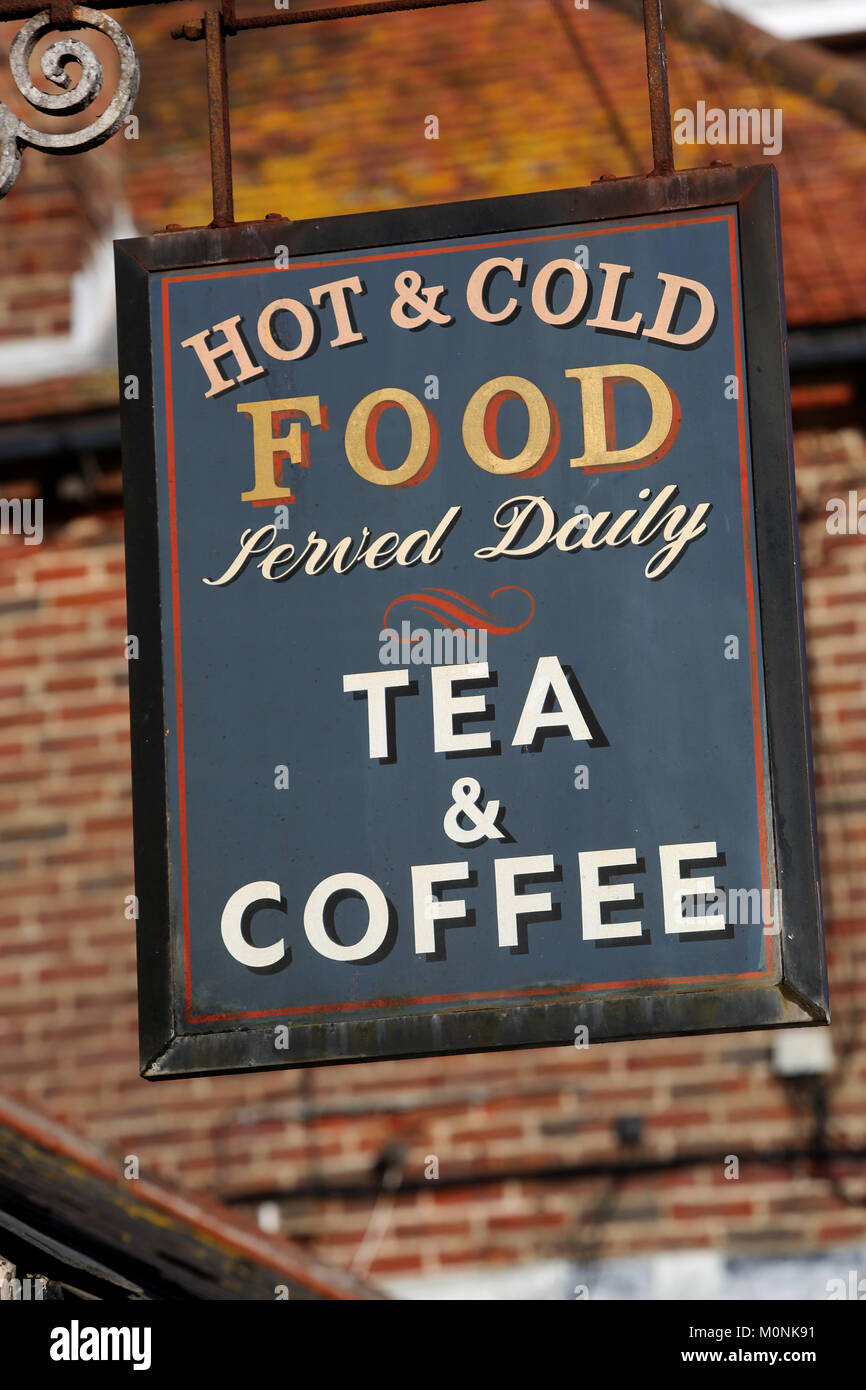 Warme und kalte Speisen serviert Dailey und Tee und Kaffee Zeichen dargestellt außerhalb eines Gebäudes in Selsey, West Sussex, UK. Stockfoto