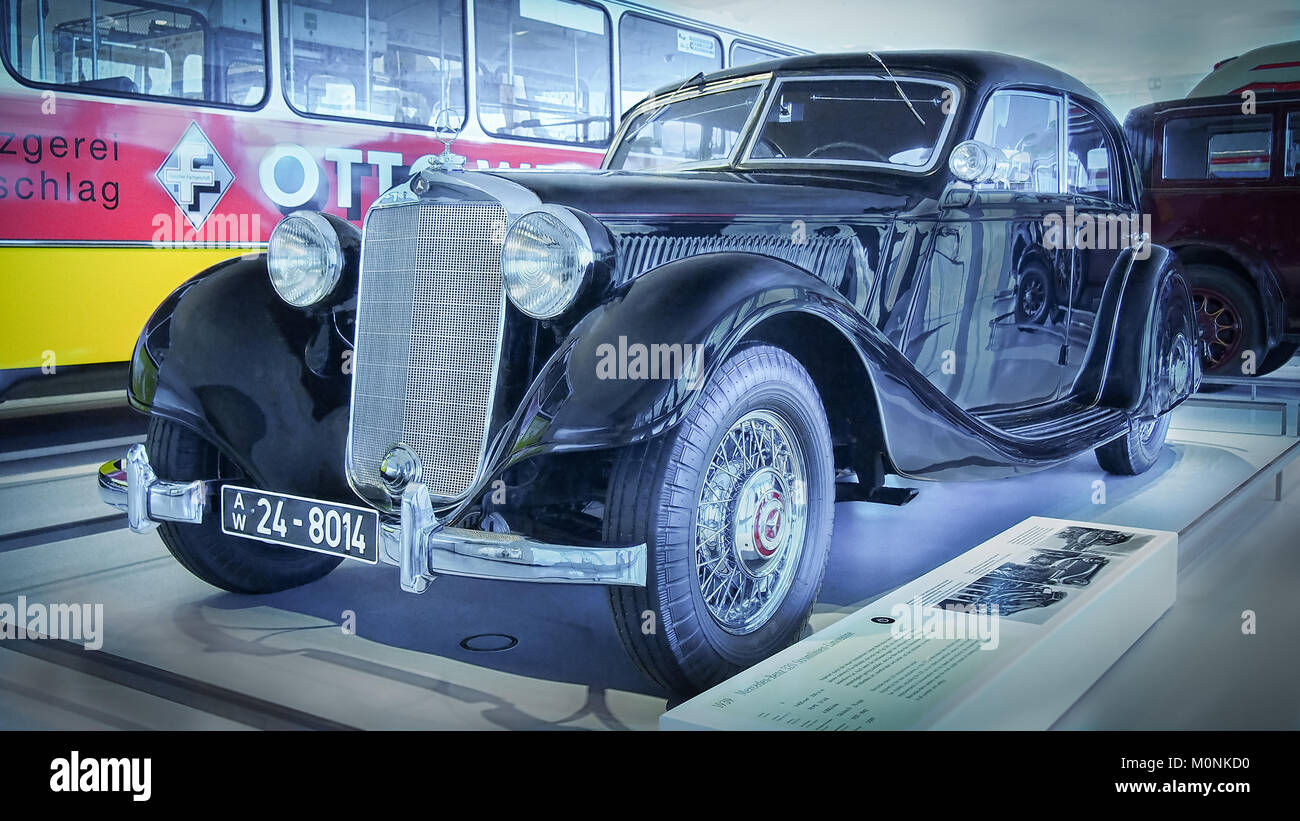 STUTTGART, DEUTSCHLAND - 7 April, 2017: 1939 Mercedes-Benz 320 Optimierte Limousine (W 142/II) im Mercedes Museum. Stockfoto