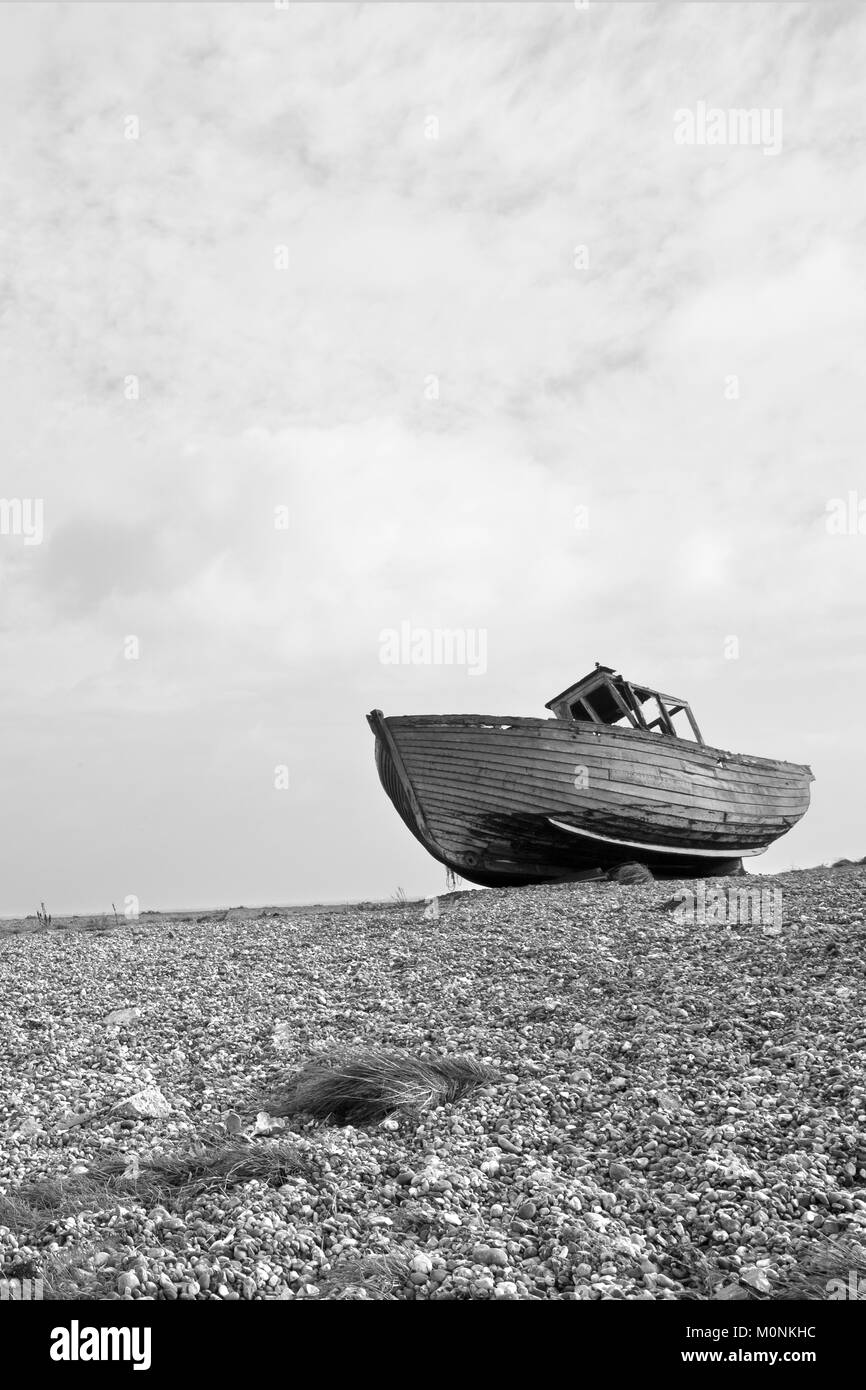 Alte zerstört Holz- shiplap Fischerboot auf Steinchen auf Dungeness Küste von Kent gewaschen. Alte havarierten Boot auf Buche Stockfoto