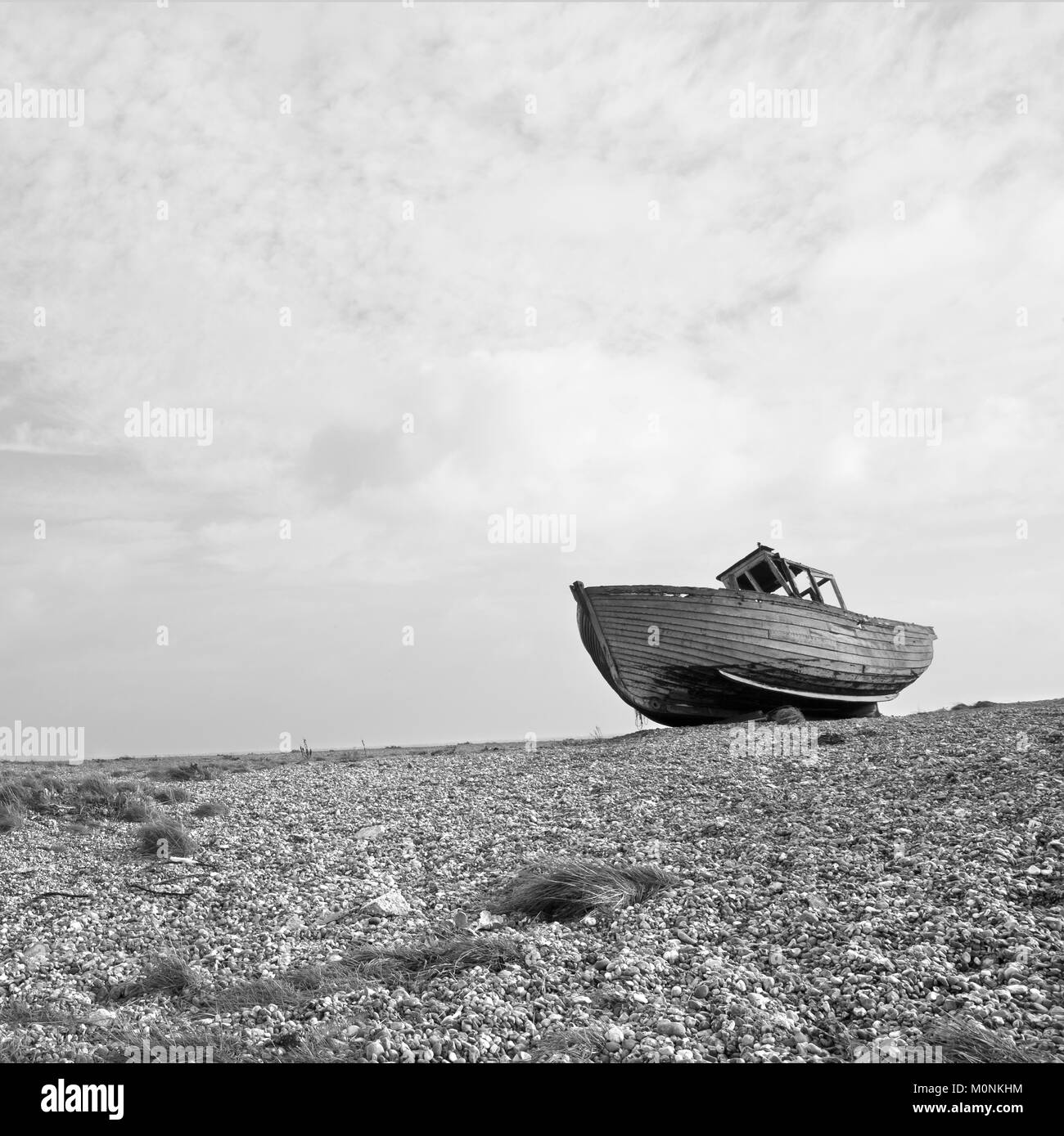 Alte zerstört Holz- shiplap Fischerboot auf Steinchen auf Dungeness Küste von Kent gewaschen. Alte havarierten Boot auf Buche Stockfoto