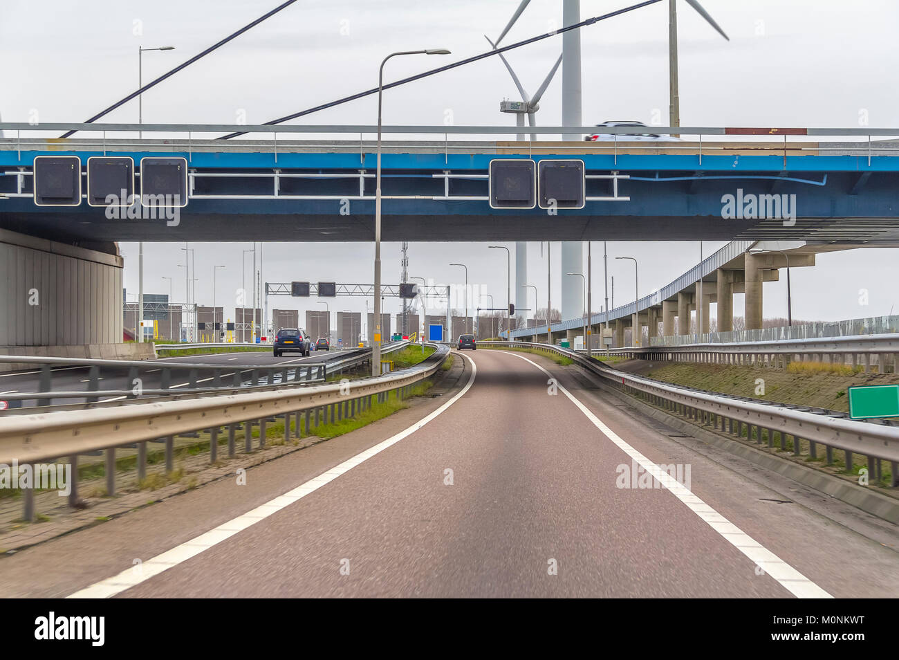 Straße Landschaft mit Autobahnbrücke auf einer Autobahn in den Niederlanden Stockfoto
