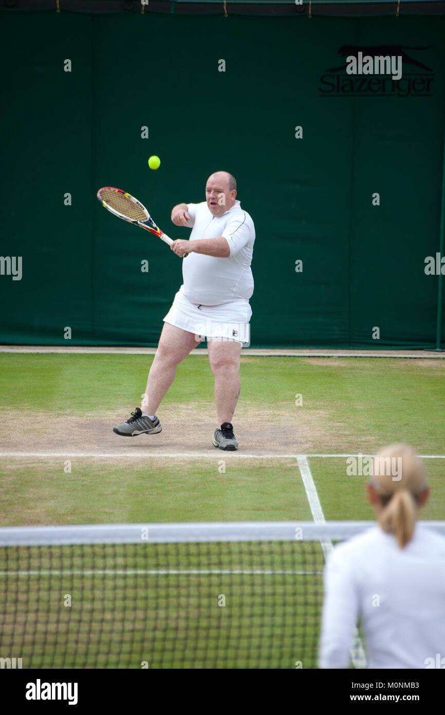 Kim Clijsters Einladung Doubles lädt Chris Quinn von den Zuschauern ein, ihm einen Rock zu geben. Stockfoto