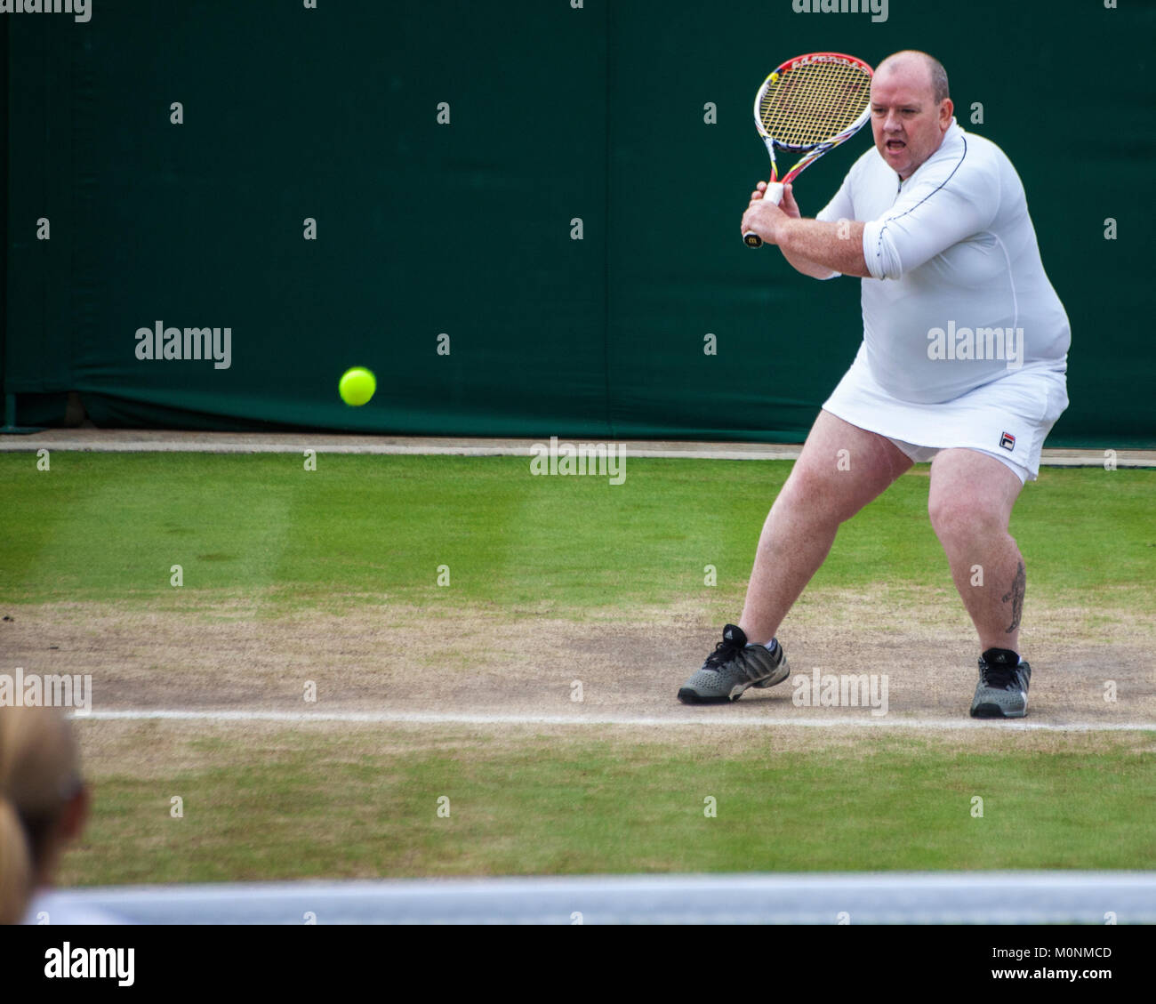 Kim Clijsters Einladung Doubles lädt Chris Quinn von den Zuschauern ein, ihm einen Rock zu geben. Stockfoto
