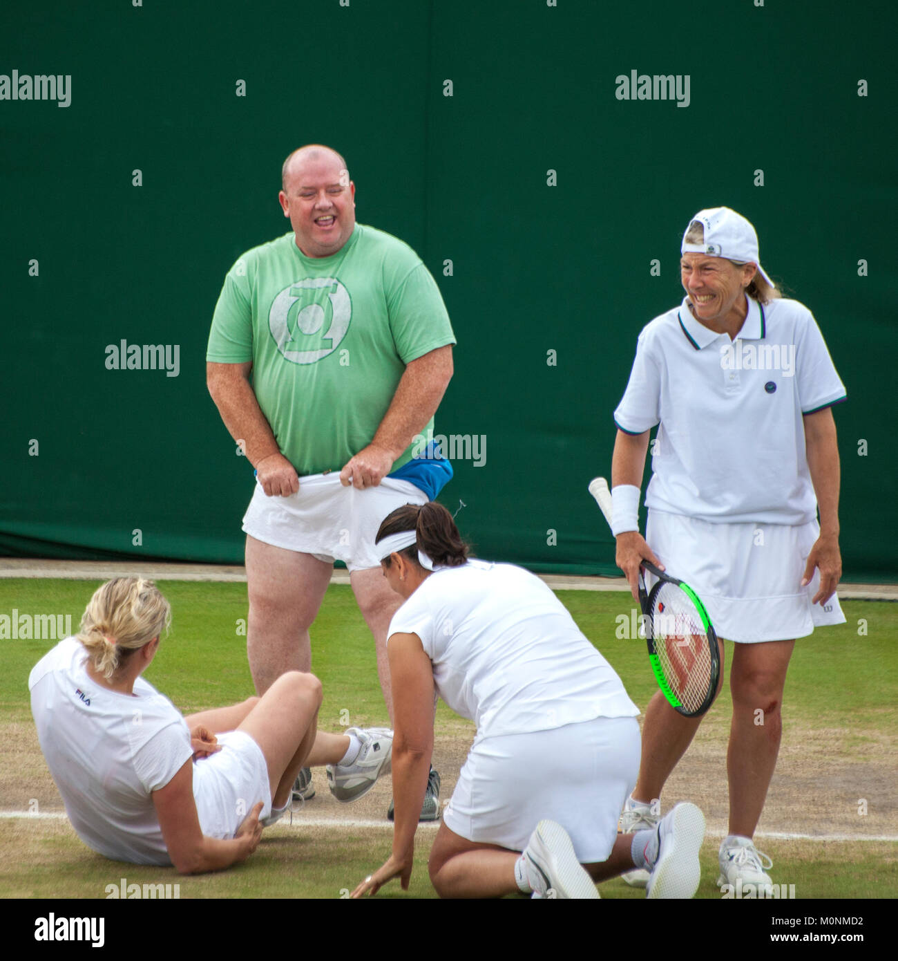 Kim Clijsters Einladung Doubles lädt Chris Quinn von den Zuschauern ein, ihm einen Rock zu geben. Stockfoto