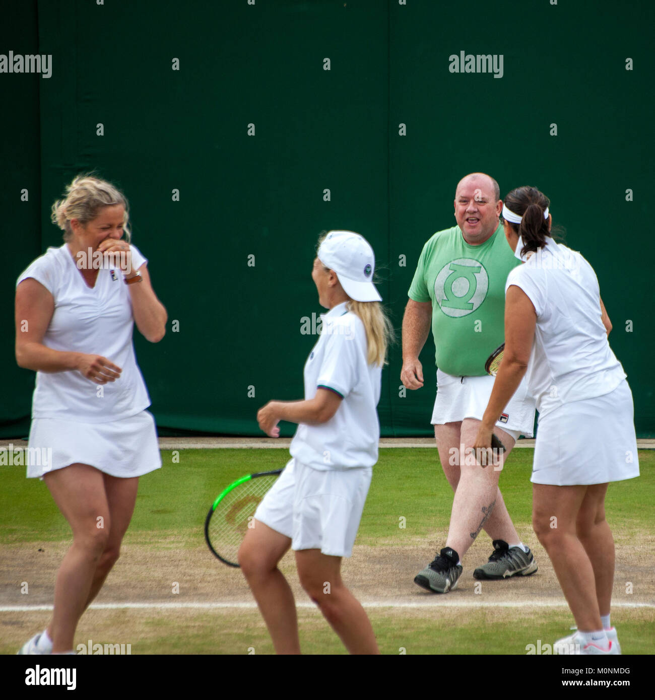 Kim Clijsters Einladung Doubles lädt Chris Quinn von den Zuschauern ein, ihm einen Rock zu geben. Stockfoto