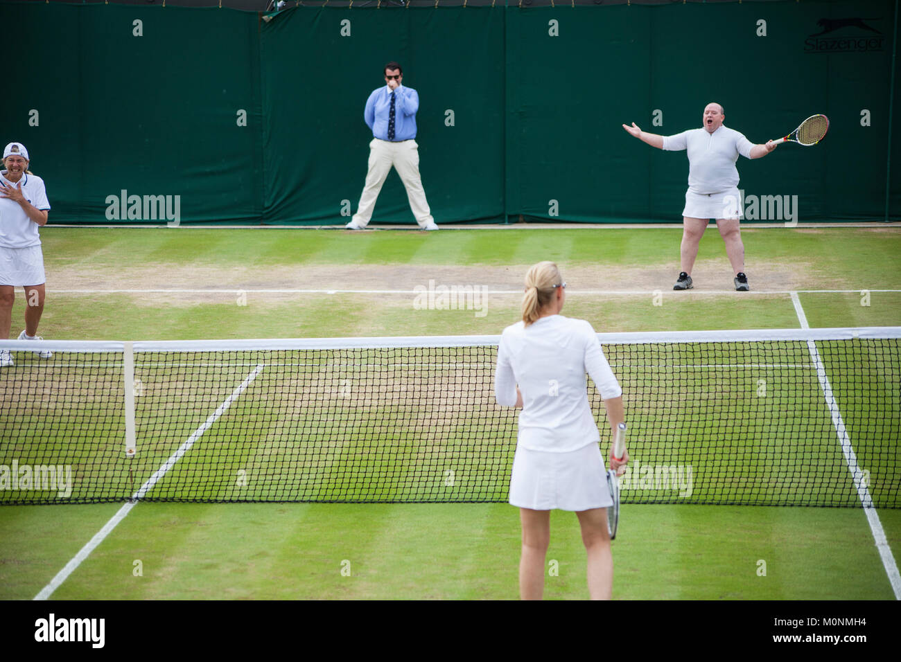 Kim Clijsters Einladung Doubles lädt Chris Quinn von den Zuschauern ein, ihm einen Rock zu geben. Stockfoto