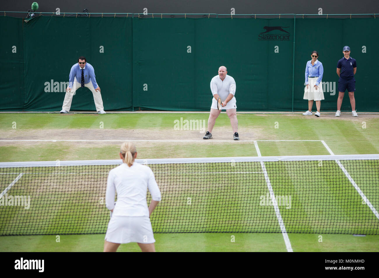 Kim Clijsters Einladung Doubles lädt Chris Quinn von den Zuschauern ein, ihm einen Rock zu geben. Stockfoto