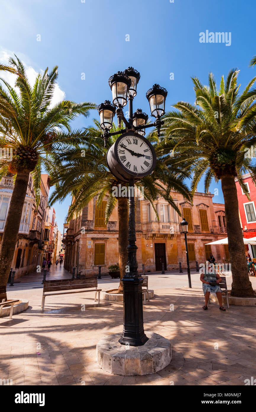 Eine Uhr in Ciutadella de Menorca, Menorca, Balearen, Spanien Stockfoto