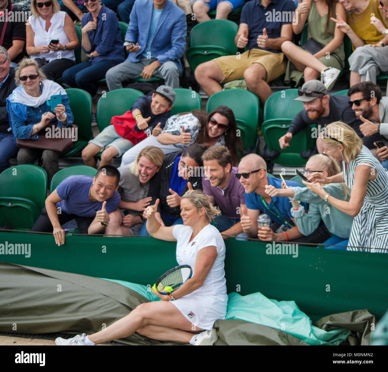 Kim Clijsters Einladung Doubles lädt Chris Quinn von den Zuschauern ein, ihm einen Rock zu geben. Stockfoto