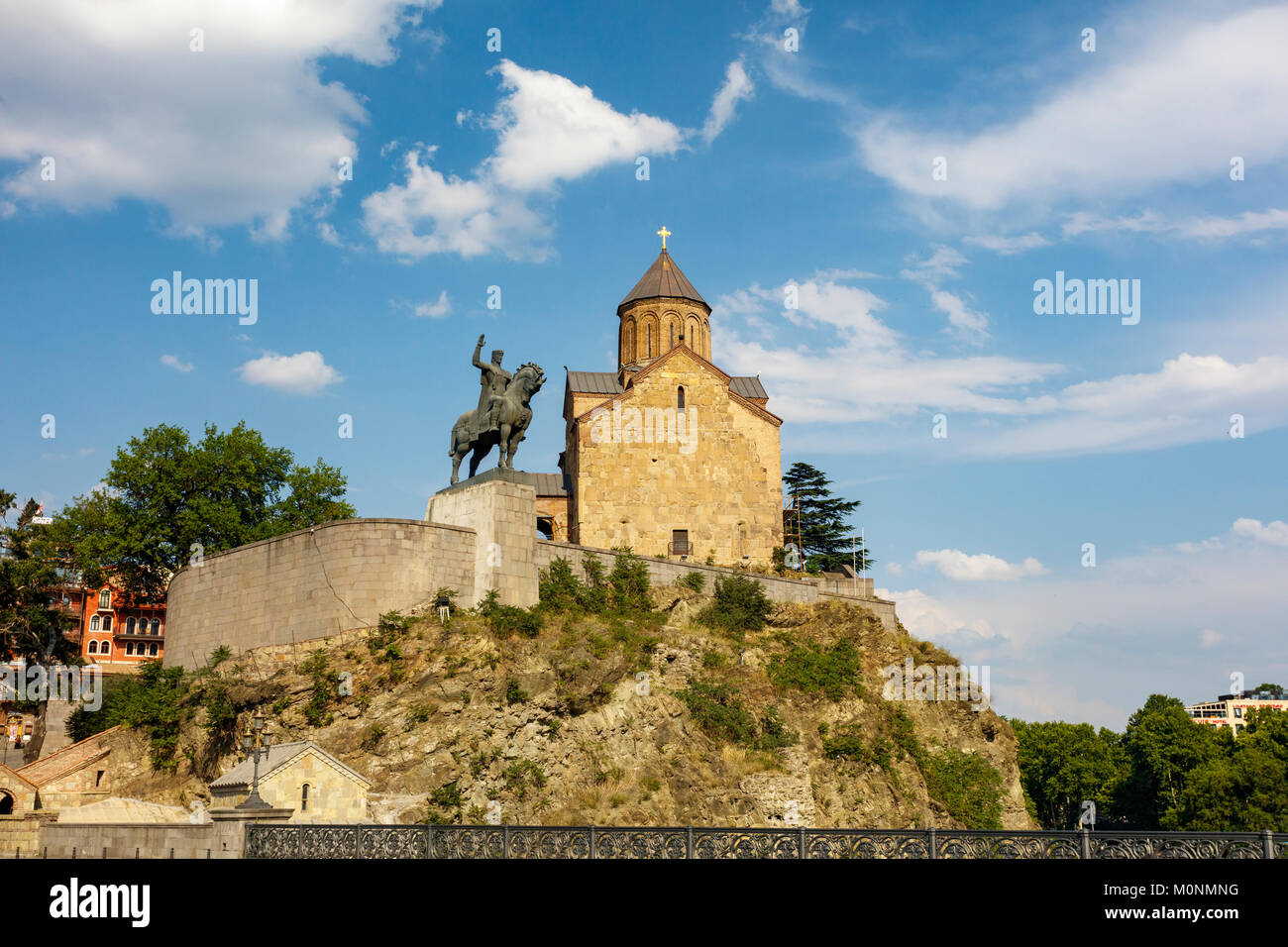 Statue des Königs Vakhtang Gorgasali und Metekhi Kirche, Tiflis, Georgien Stockfoto