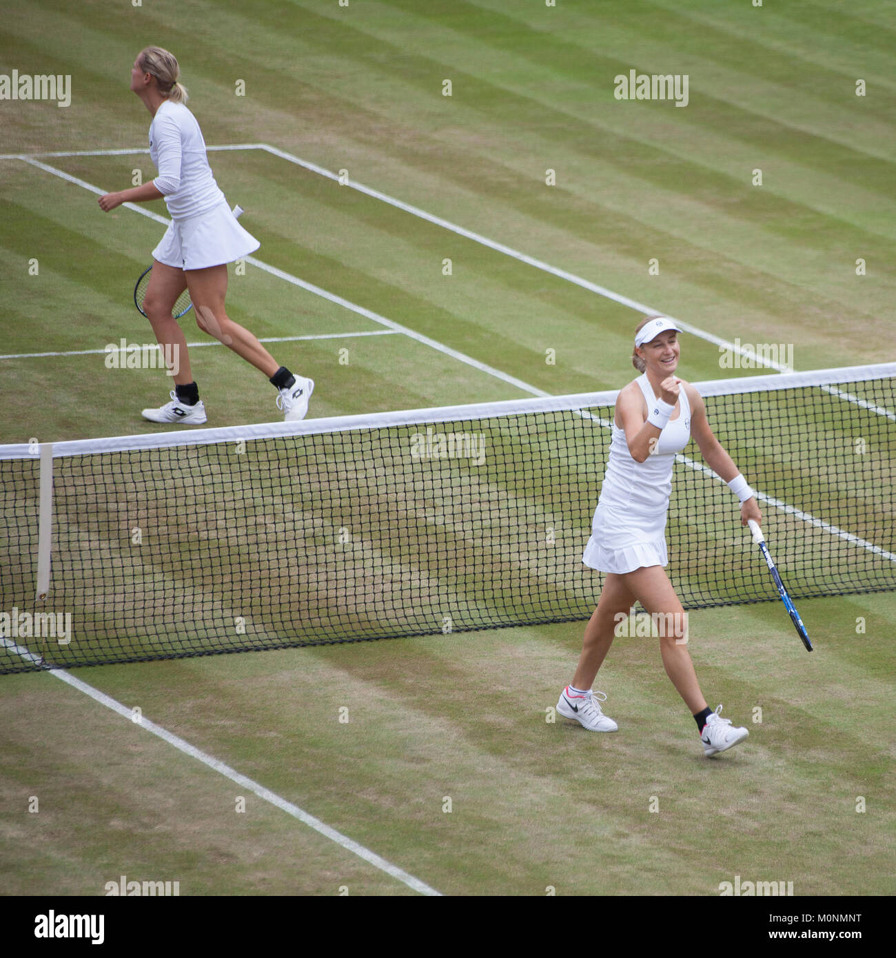 Kim Clijsters Einladung Doubles lädt Chris Quinn von den Zuschauern ein, ihm einen Rock zu geben. Stockfoto