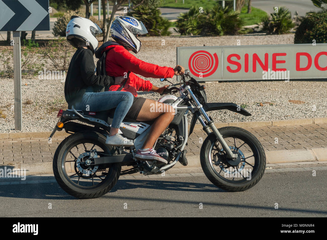 Ein Paar auf dem Motorrad in Mahon, Menorca, Balearen, Spanien Stockfoto