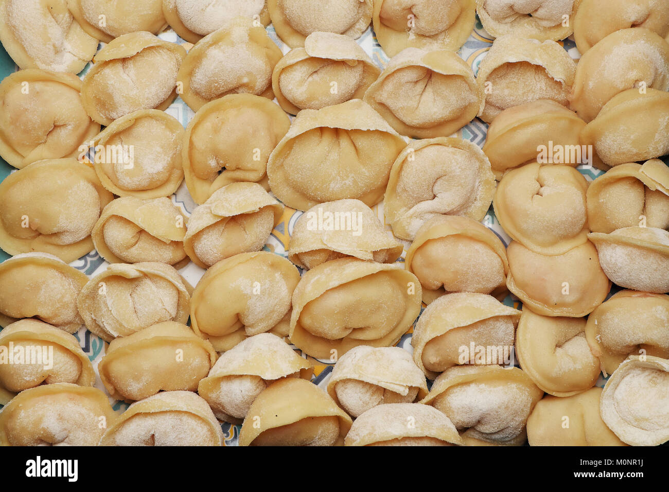 Russische hausgemachte Knödel für das Kochen auf einem Tisch zubereitet Stockfoto