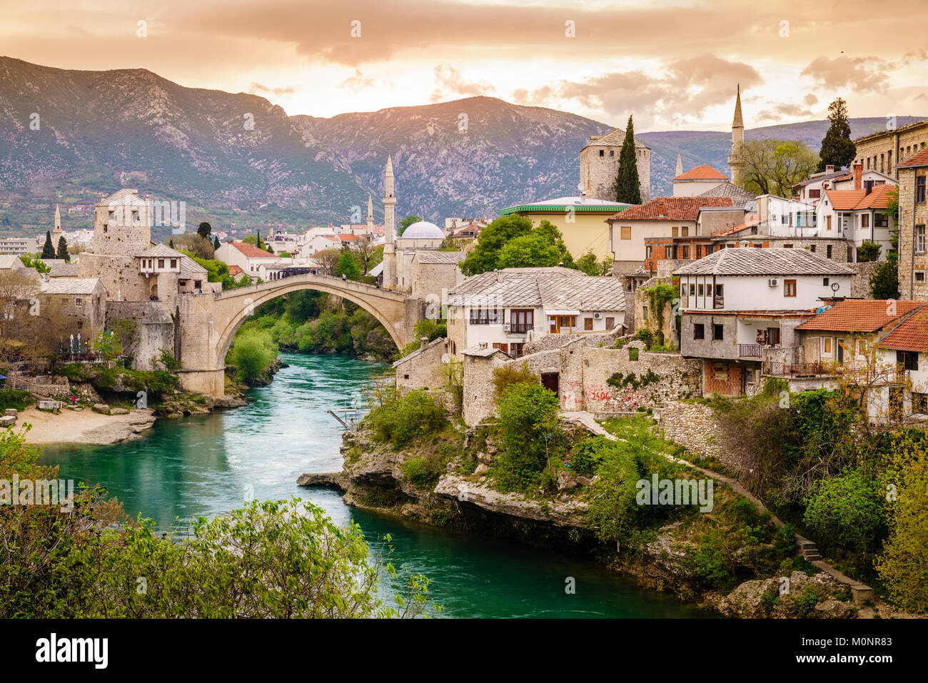 Malerischer Blick auf die Stadt und den Fluss Neretva in Mostar, Bosnien Stockfoto