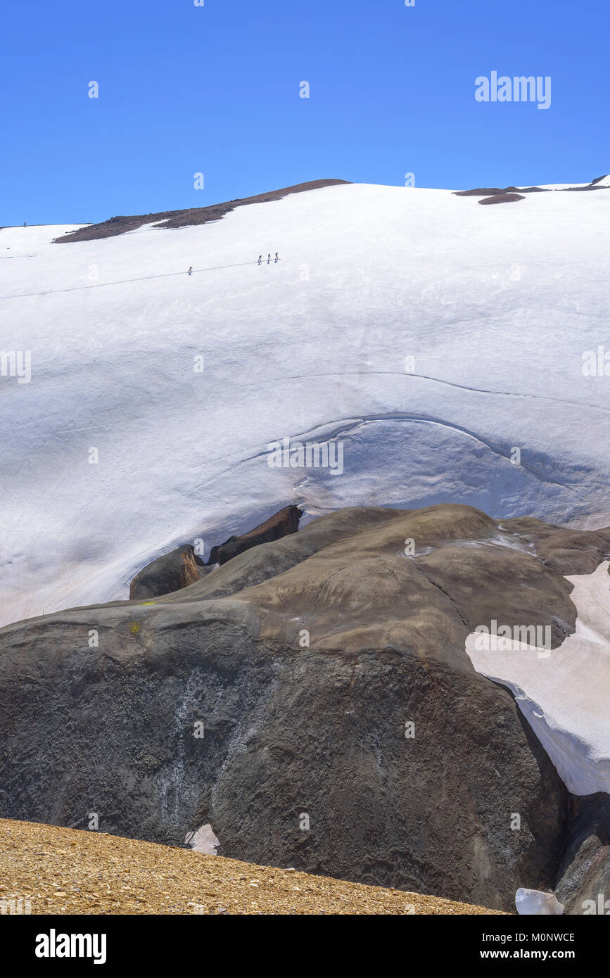 Wanderer über dem Thermal Zone der Hveradalir, Kerlingarfjöll, Rangárvallahreppur, Iceland Stockfoto