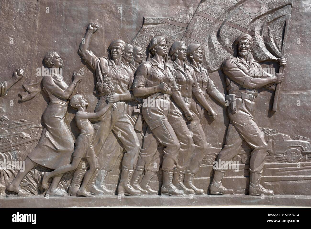 Wandpaneele mit historischen Motiven aus der namibischen Geschichte auf dem Heldenacker oder National Heroes' Acre, Kriegerdenkmal der Stockfoto