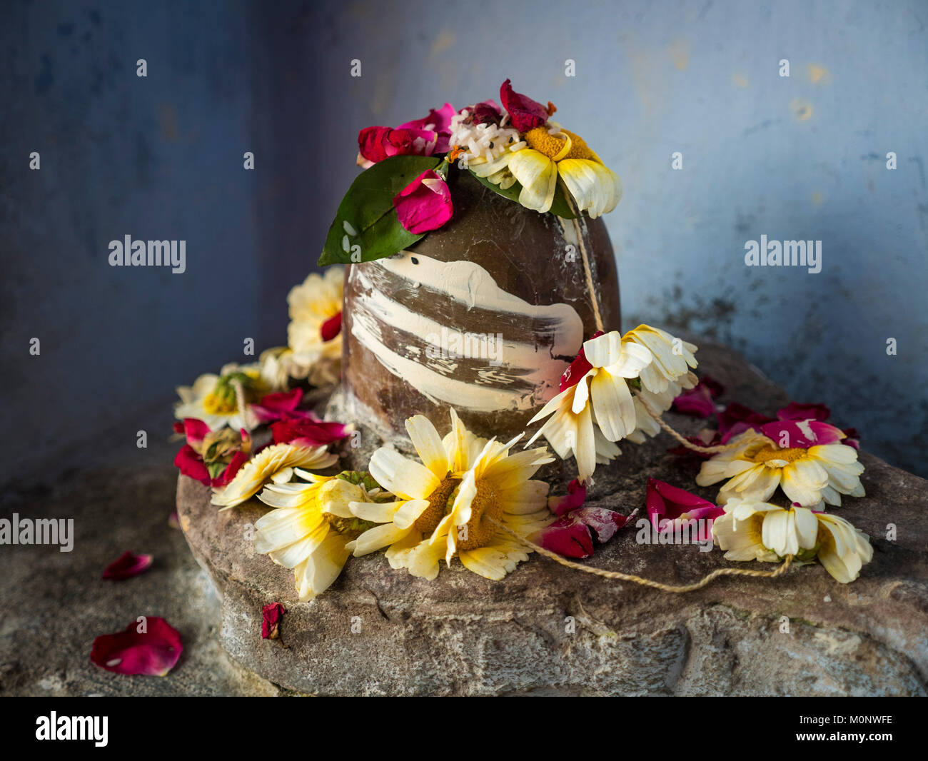 Shakti Shiva Lingam und Yoni Schrein in Varanasi, Indien Stockfoto
