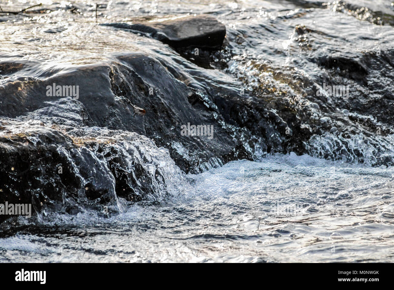 Felsen im Wasser bedeckt, River Foto Stockfoto