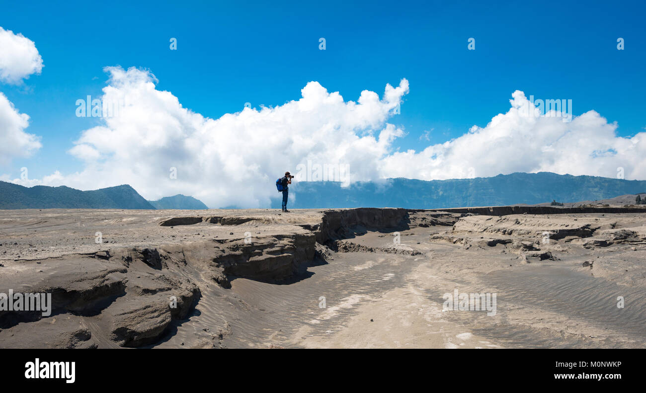 Junge Mann steht an einer Masse splinter und fotografiert, Rauchender Vulkan Gunung Bromo, Mt. Batok, Mt. Kursi, Mt. Gunung Stockfoto