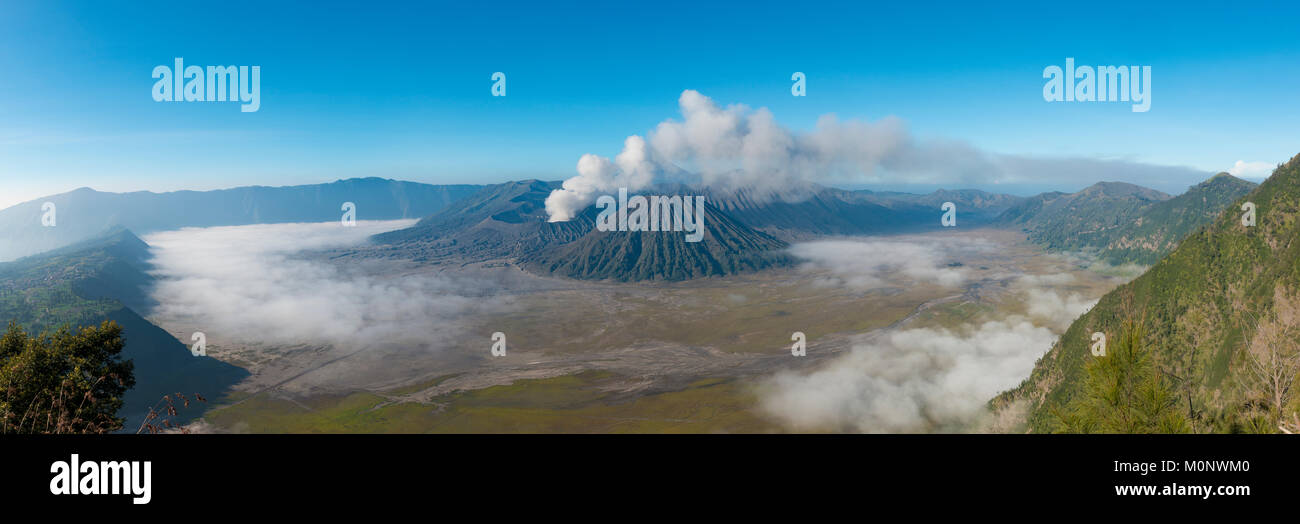 Blick auf Vulkane, Rauchender Vulkan Gunung Bromo, Batok, Kursi, Gunung Semeru, Bromo-Tengger-Semeru National Park, Java Stockfoto
