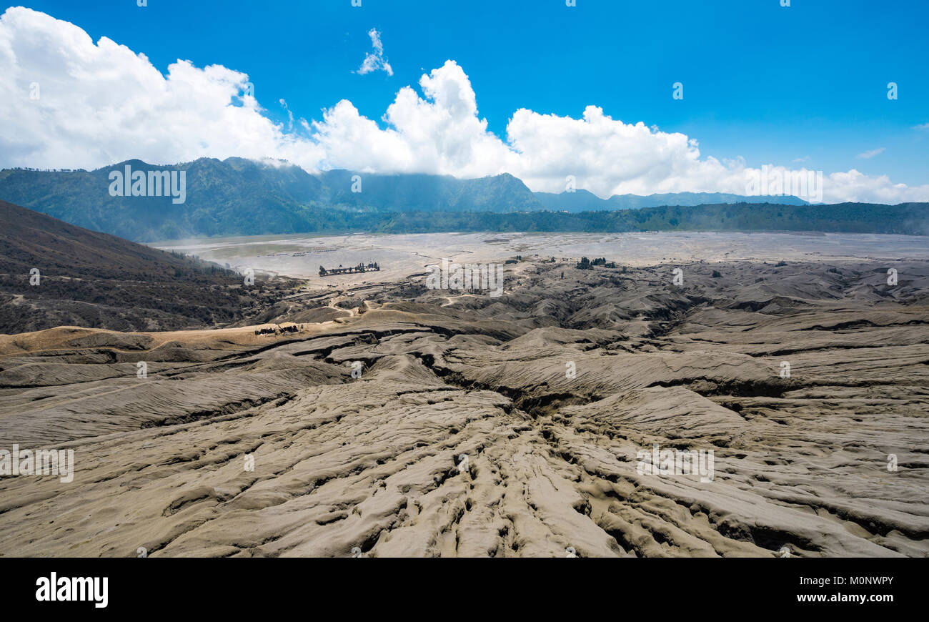 Vulkanische Landschaft, Blick vom Kraterrand des Vulkans Vulkan Gunung Bromo in der Tengger Caldera, National Park Stockfoto