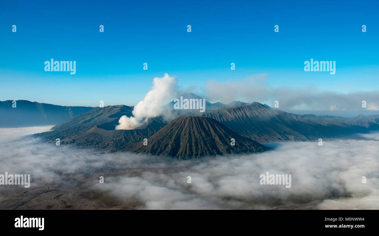 Blick auf Vulkane, Rauchender Vulkan Gunung Bromo, Batok, Kursi, Gunung Semeru, Bromo-Tengger-Semeru National Park, Java Stockfoto