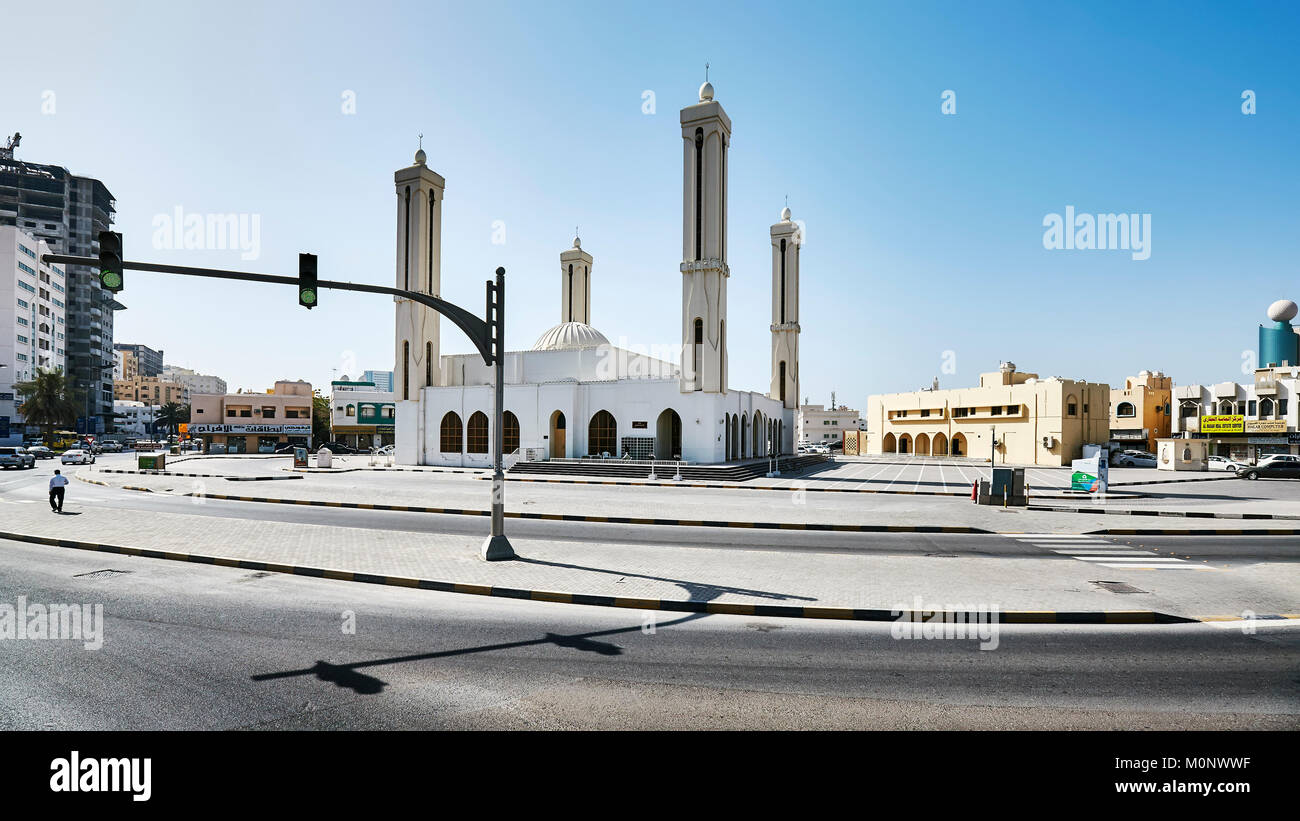 Sharjah, Vereinigte Arabische Emirate - Mai 03, 2017: Al Al-Nawawi Emam Moschee ist eine von vielen eleganten Moscheen, in der Innenstadt. Stockfoto