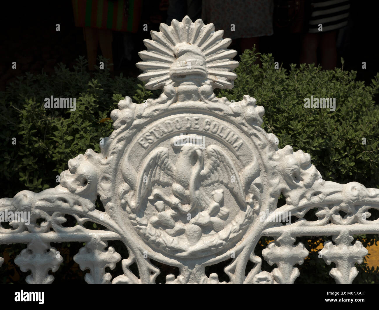 Schmiedeeisen Sitzbank in den Hauptplatz von Cavtat mit der Dichtung der Colimar Mexiko Stockfoto