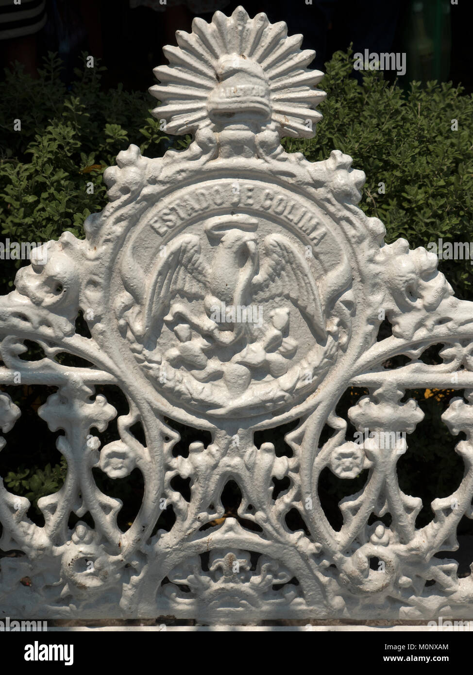 Schmiedeeisen Sitzbank in den Hauptplatz von Cavtat mit der Dichtung der Colimar Mexiko Stockfoto