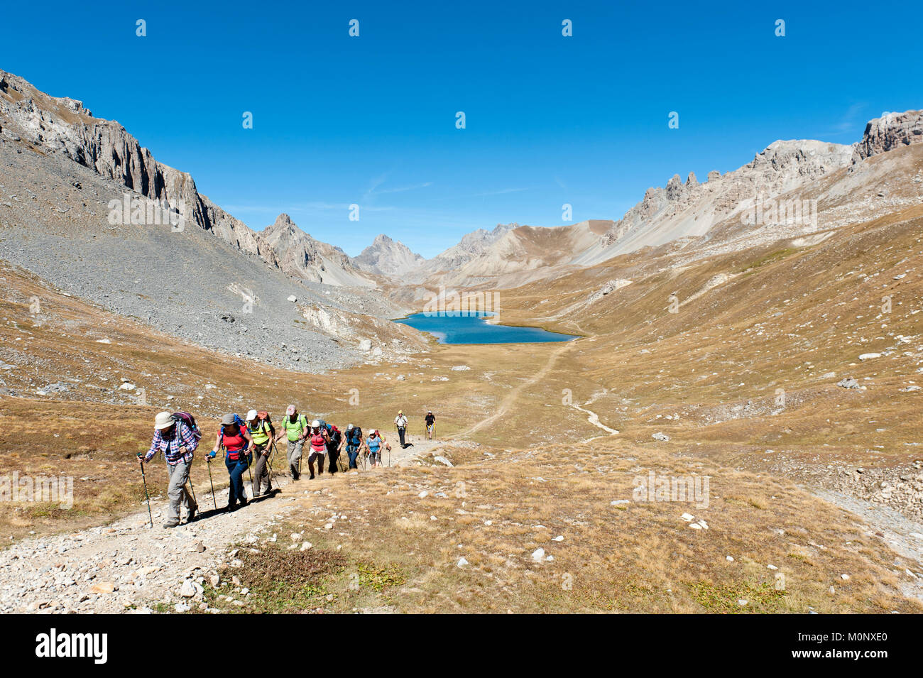 Wandern Gruppe am Lac de l'Seereculaye Bergsee, Berglandschaft in der Nähe von Larche, Gemeinde nouvelle Val d'Seereculaye, Stockfoto
