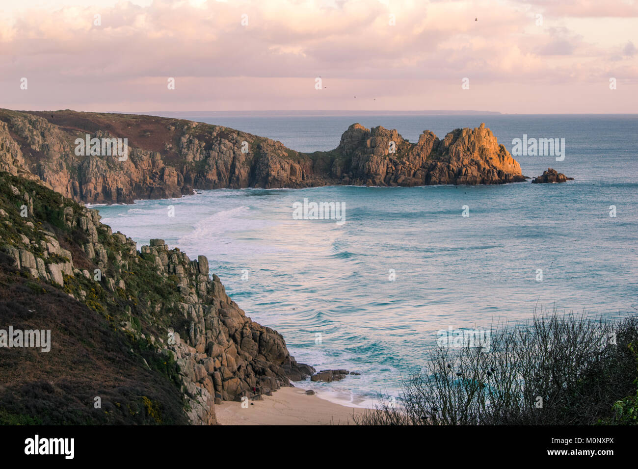 Logan Rock, Porthcurno, Cornwall, Großbritannien Stockfoto