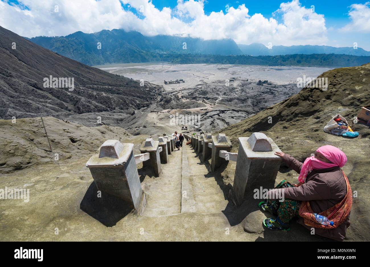 Ansicht des Tengger Caldera, lokale Frau sitzt auf der Treppe am Rand des Kraters des Gunung Bromo, National Park Stockfoto