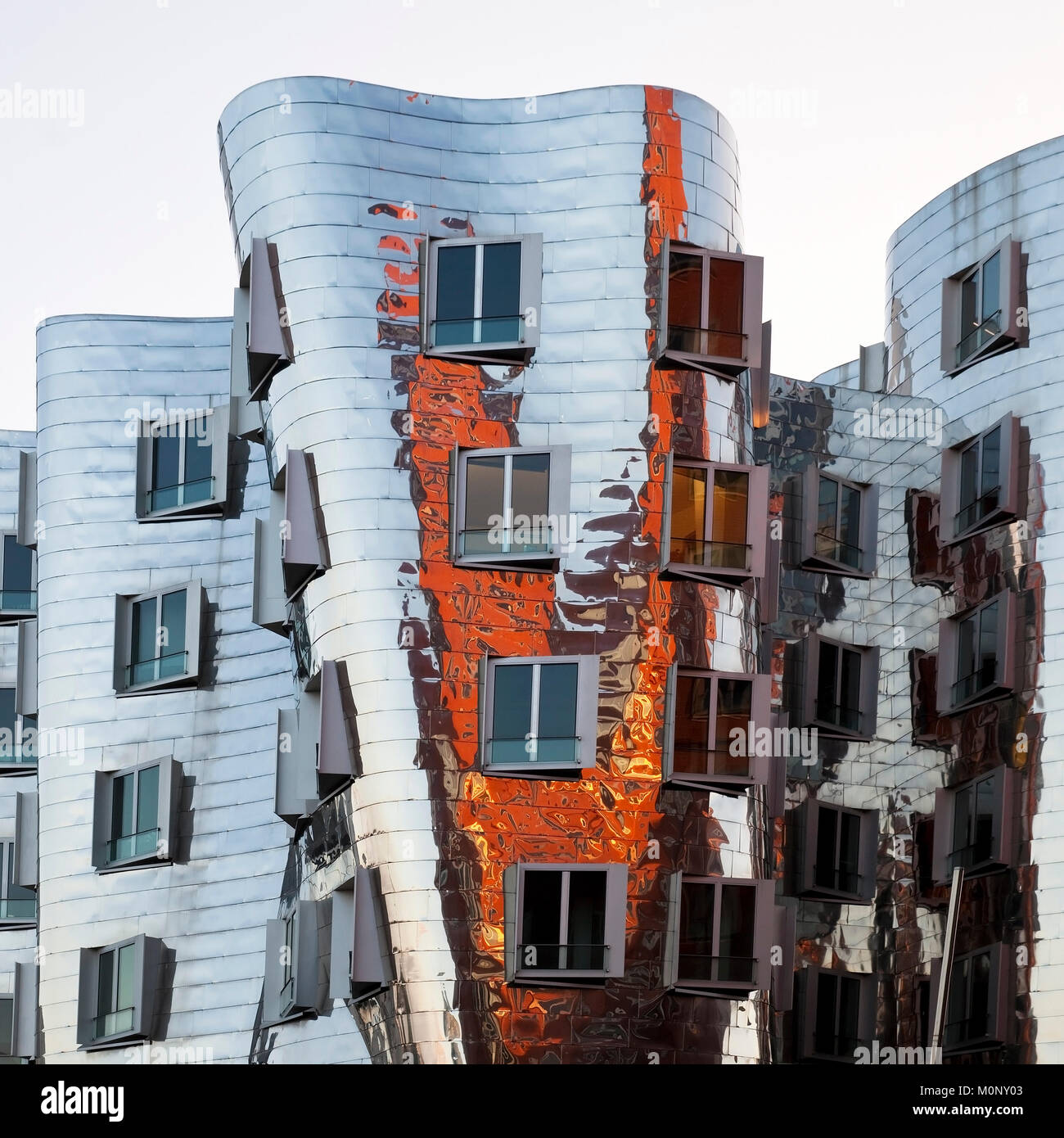 Gehry Bau mit Spiegelung, Düsseldorf, Nordrhein-Westfalen, Deutschland Stockfoto