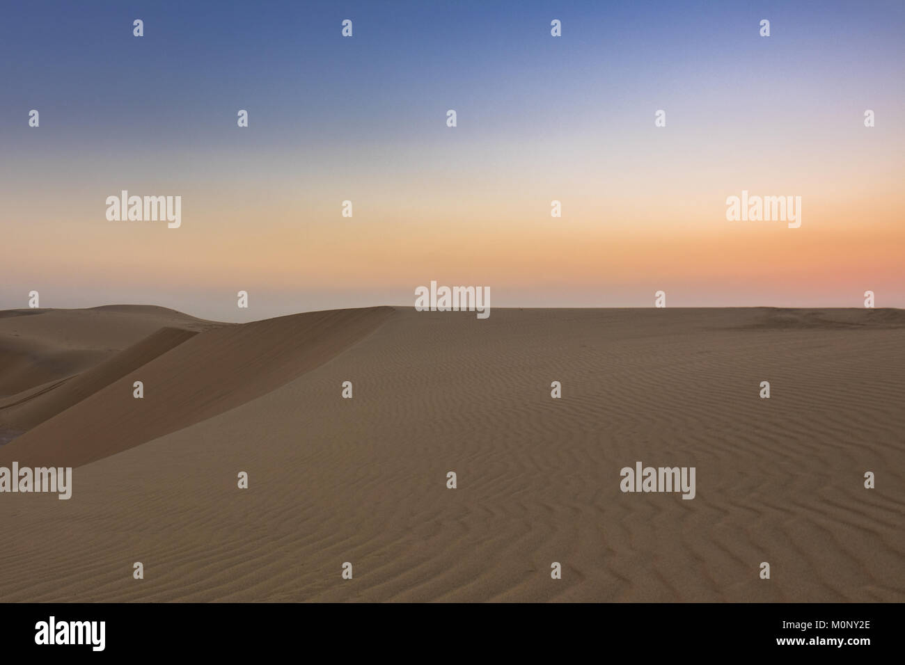 Breite Foto einer Wüstenlandschaft mit Weite und schöne geschwungene Linien Stockfoto