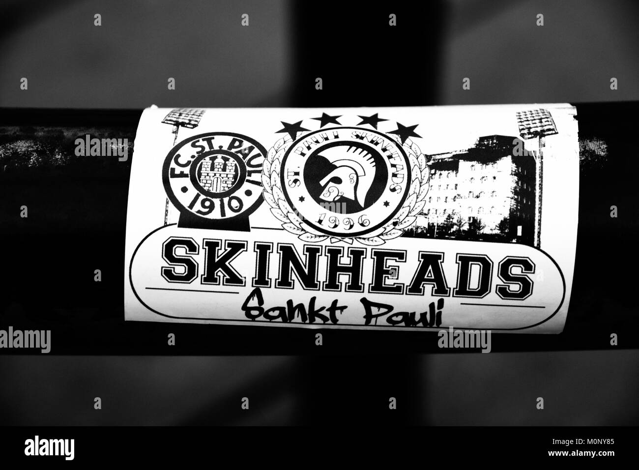 Skinheads von Sankt Pauli, Hamburg, Deutschland haben ihre Aufkleber angewendet bei einem Besuch in Amerika Mura Jugend Bezirk in Osaka, Japan Stockfoto