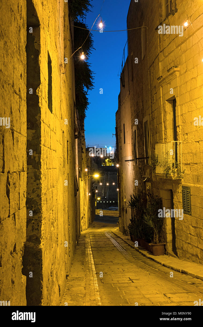Engen historischen Straßen von Birgu, oder Vittoriosa, einer der drei Städte in Grand Bay Valetta auf Malta in der Nacht. Stockfoto
