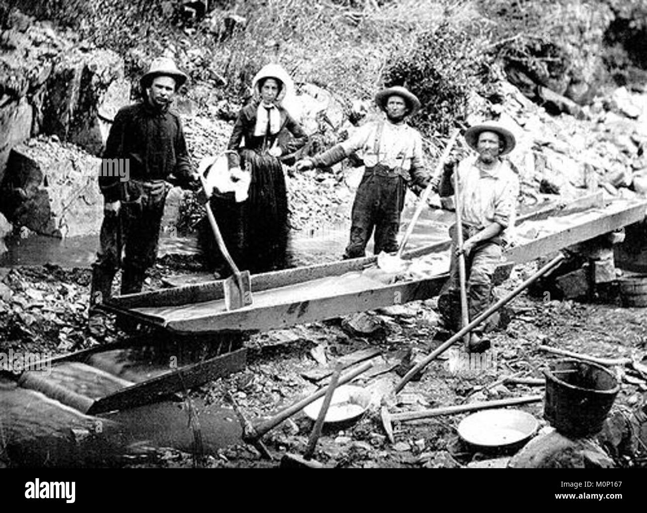 Eine Frau mit drei Männer Goldwaschen während der California Gold Rush Stockfoto