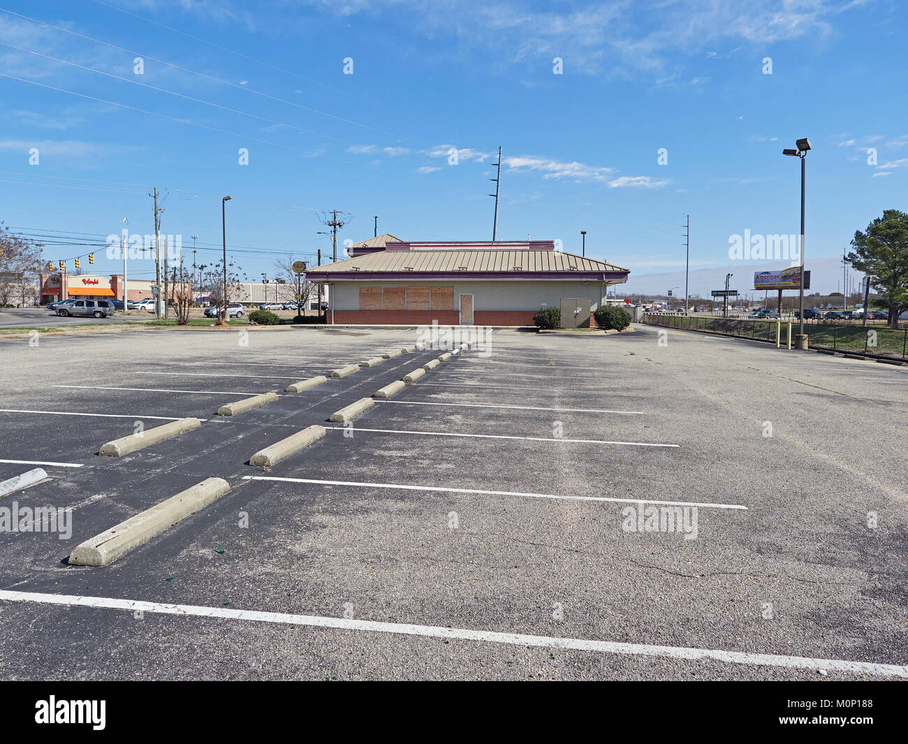 Verbrettert und shuttered Geschäft mit einem leeren Parkplatz in Montgomery Alabama, Vereinigte Staaten. Stockfoto