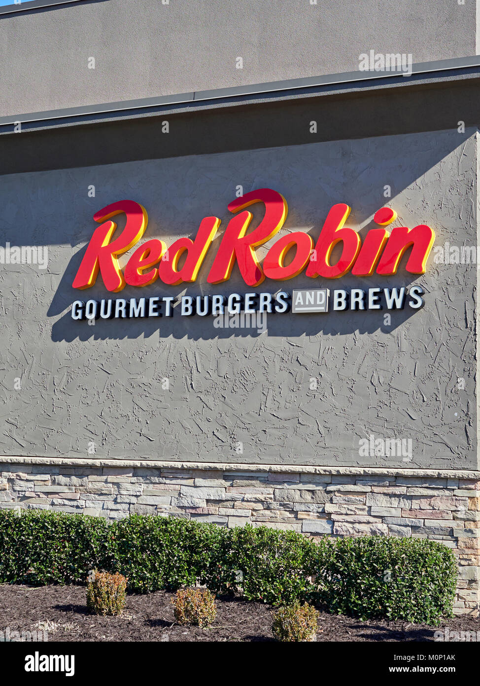 Red Robin Gourmet Burger und Bier anmelden oder Logo Beschriftungen auf der Seite der Hamburger Restaurant in Montgomery Alabama, Vereinigte Staaten. Stockfoto