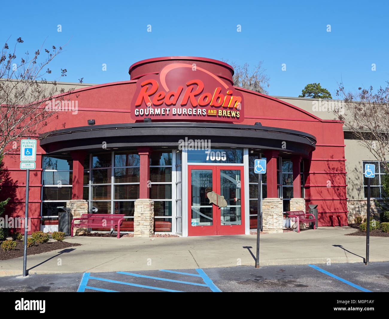 Vordere äußere Eingang Red Robin Gourmet Burger und Sude eine ungezwungene Hamburger Restaurant in Montgomery Alabama, Vereinigte Staaten. Stockfoto