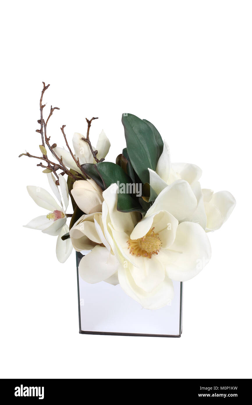 Blumenschmuck auf weißem Quadrat Vase auf einfachen Hintergrund Stockfoto