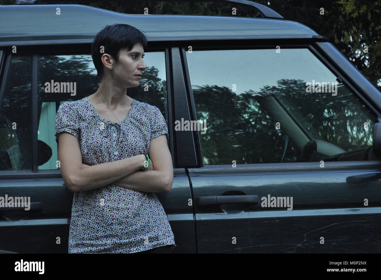 Die Frau unterhalten und nachdenklich. Mädchen mit Ohrringe. Lächeln und Zufriedenheit. Stockfoto