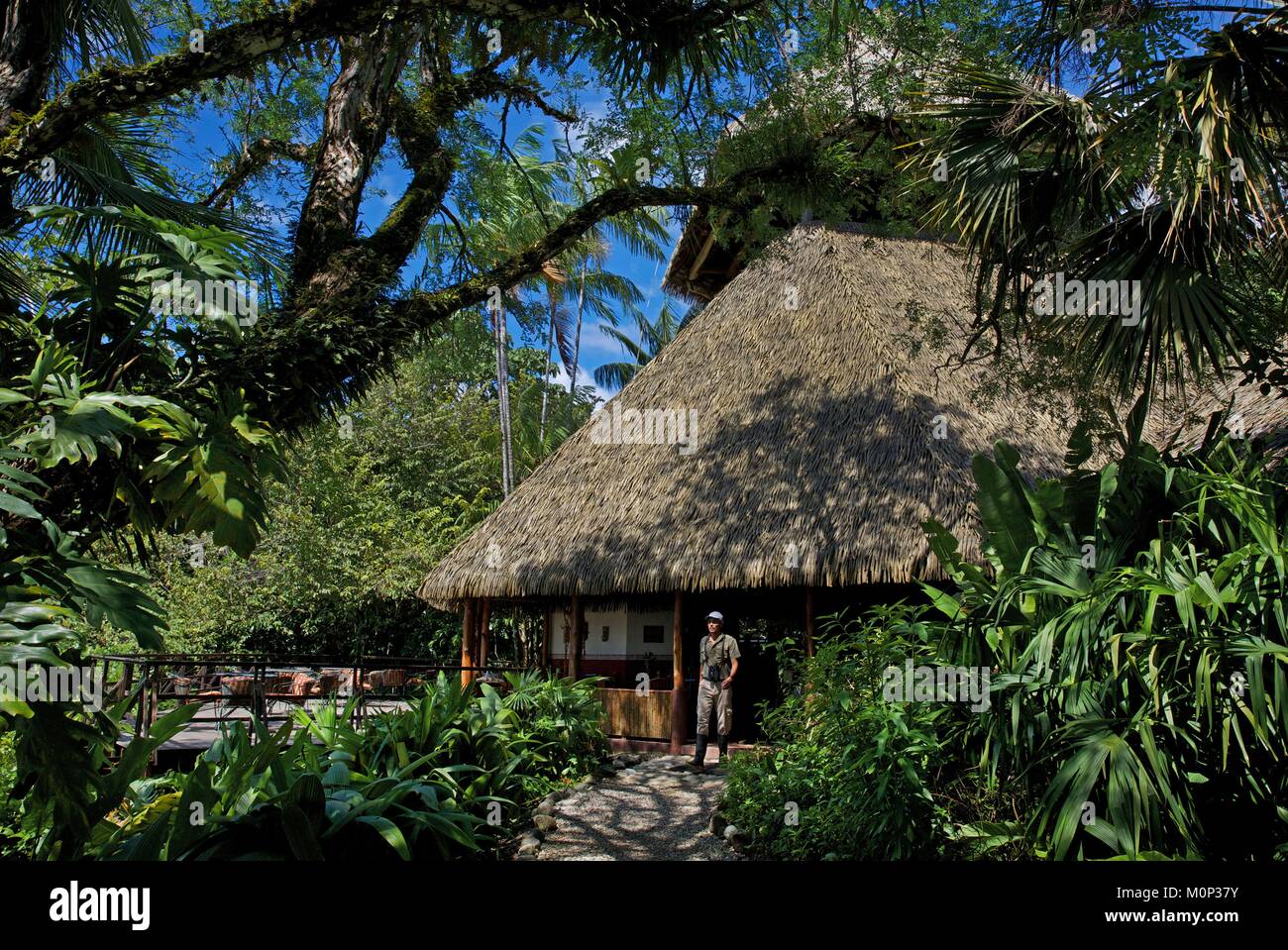 Costa Rica, Halbinsel Osa, naturführer vor dem Restaurant mit grünem Dach Nachahmung native Hütten der Ecolodge Lapa Rios Stockfoto