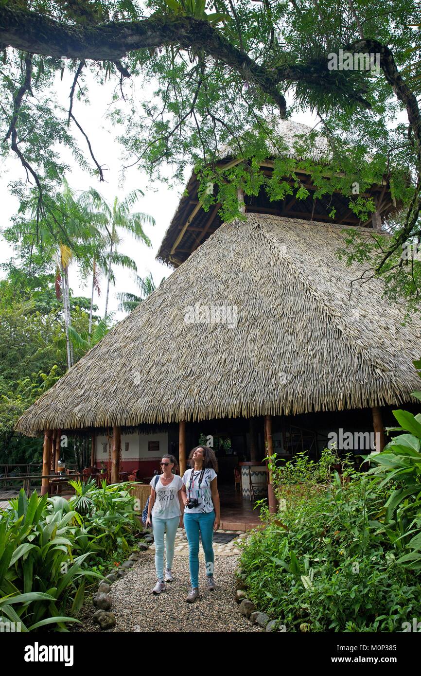 Costa Rica, Halbinsel Osa, zwei Frauen mit der Kamera in der Hand vor dem Restaurant mit grünem Dach Nachahmung native Hütten der Ecolodge Lapa Rios Stockfoto Costa Rica, Halbinsel Osa, zwei Frauen mit der Kamera in der Hand vor dem Restaurant mit grünem Dach Nachahmung native Hütten der Ecolodge Lapa Rios Stockfoto