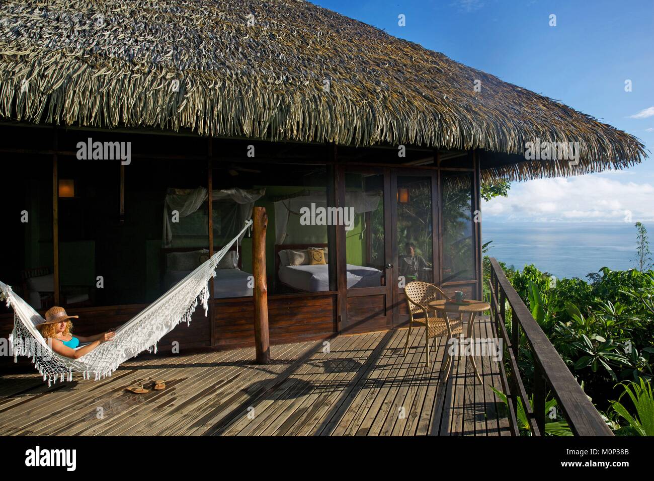 Costa Rica, Halbinsel Osa, Frau in Ihrer Hängematte auf der Terrasse der Ecolodge Lapa Rios Umgebung der primären Wald Stockfoto Costa Rica, Halbinsel Osa, Frau in Ihrer Hängematte auf der Terrasse der Ecolodge Lapa Rios Umgebung der primären Wald Stockfoto