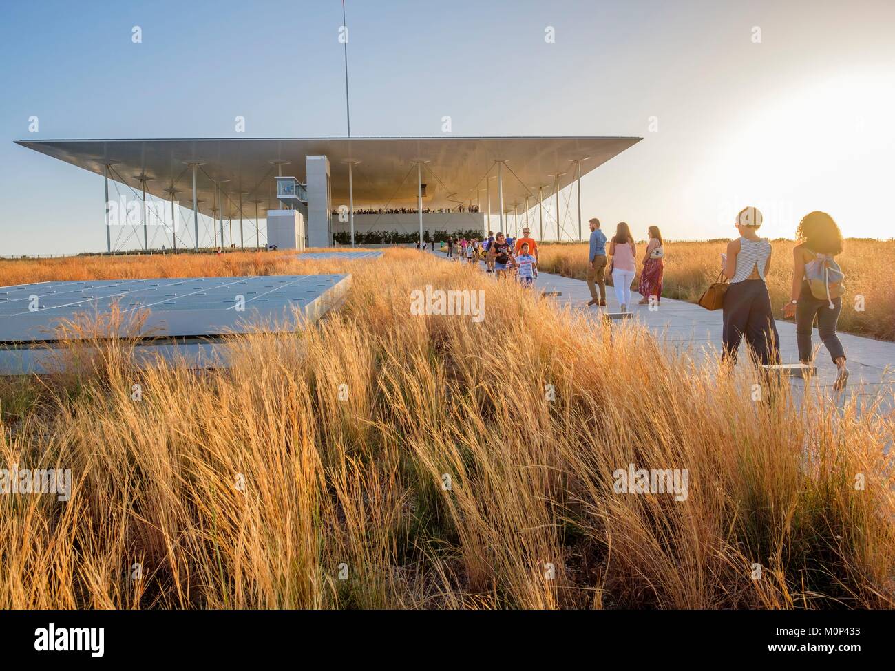 Griechenland, Athen, Paleo Faliro, SNFCC (Stavros Niarchos Foundation Cultural Center), vom Architekten Renzo Piano entworfen, in 2016 abgeschlossen und an den Griechischen Staat im Jahr 2017 spendete, komplex, neue Einrichtungen für die Nationalbibliothek und die National Opera enthält Stockfoto