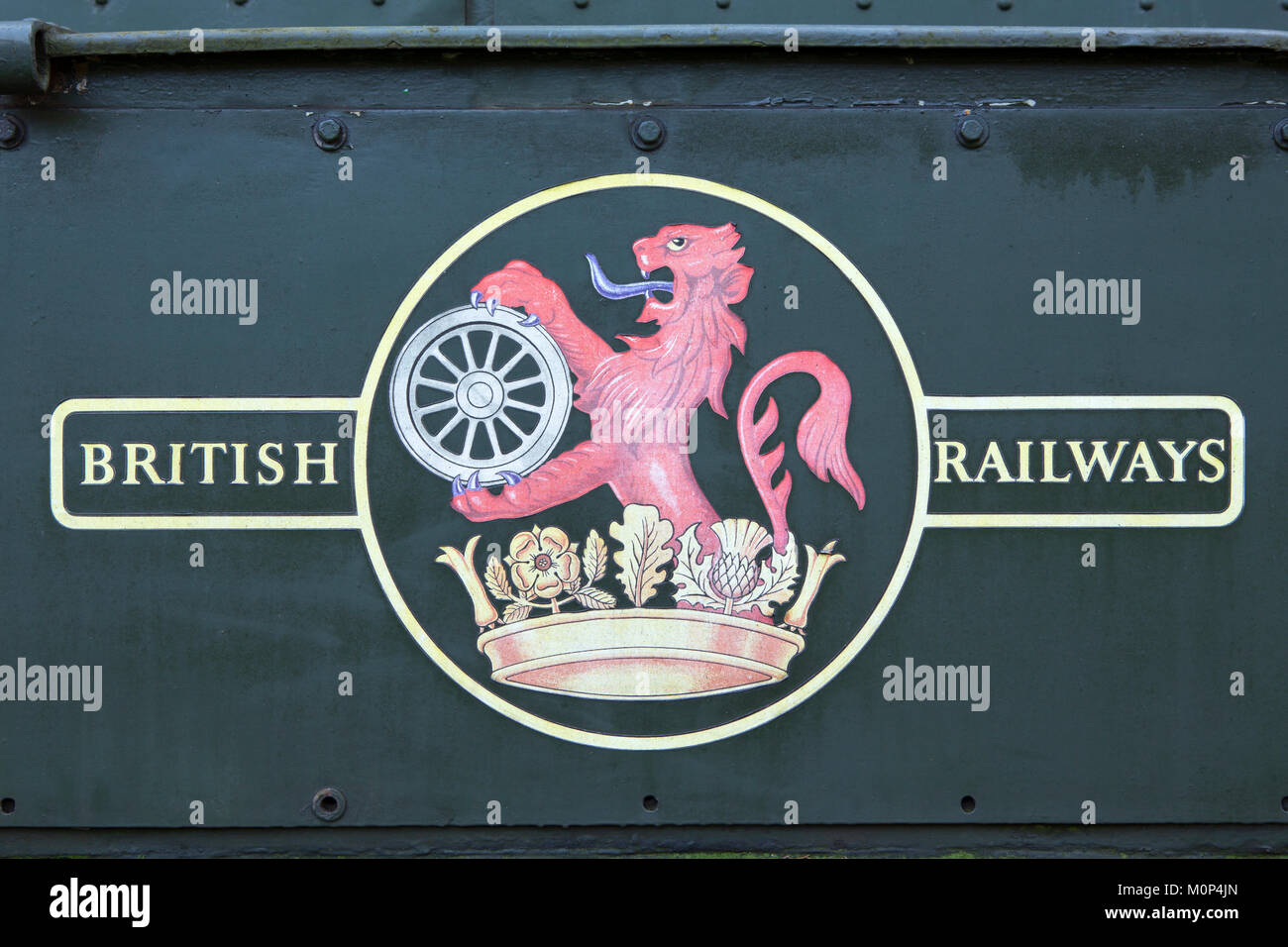 British Railways Logo auf einem grünen Hintergrund. Lion Rad und Heraldik Krone Symbole zwischen 1956 und 1965 verwendet. Stockfoto