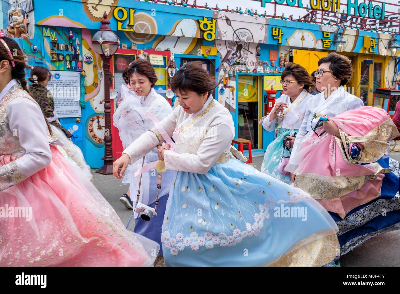 South Korea, Süd Gyeongsang Provinz, Busan, Saha-gu, Gamcheon Cultural Village, ehemaliger rehabilitiert Slum, Touristen in traditioneller Kleidung Stockfoto