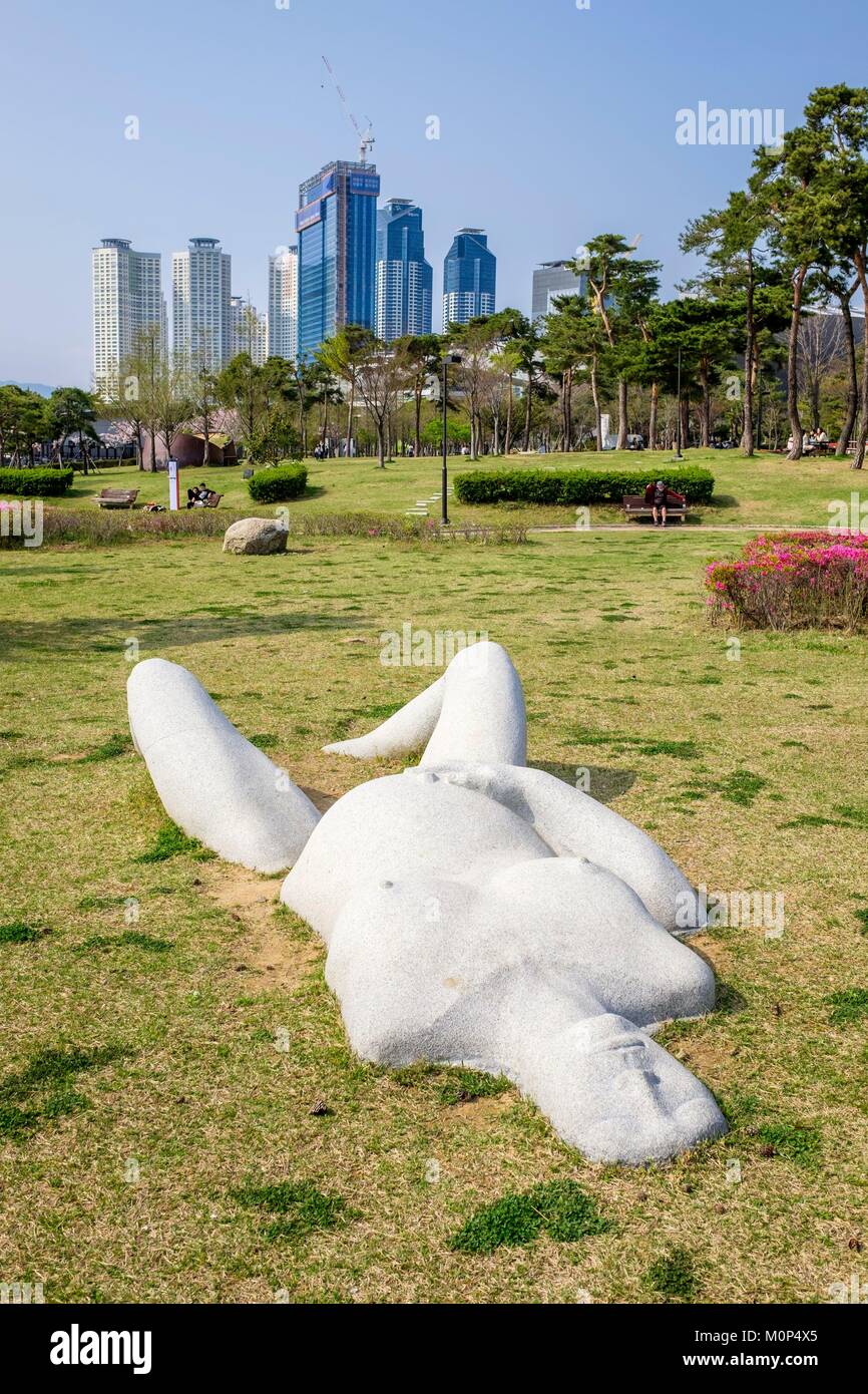 South Korea, Süd Gyeongsang Provinz, Busan, Haeundae Centum Bezirk, Stadt, Skulptur einer schwangeren Frau in der APEC Naru Park Stockfoto